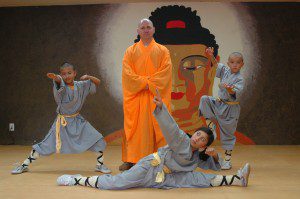 Shi_Yan_Fan_and_young_warriors_of_Shaolin_Temple_Los_Angeles