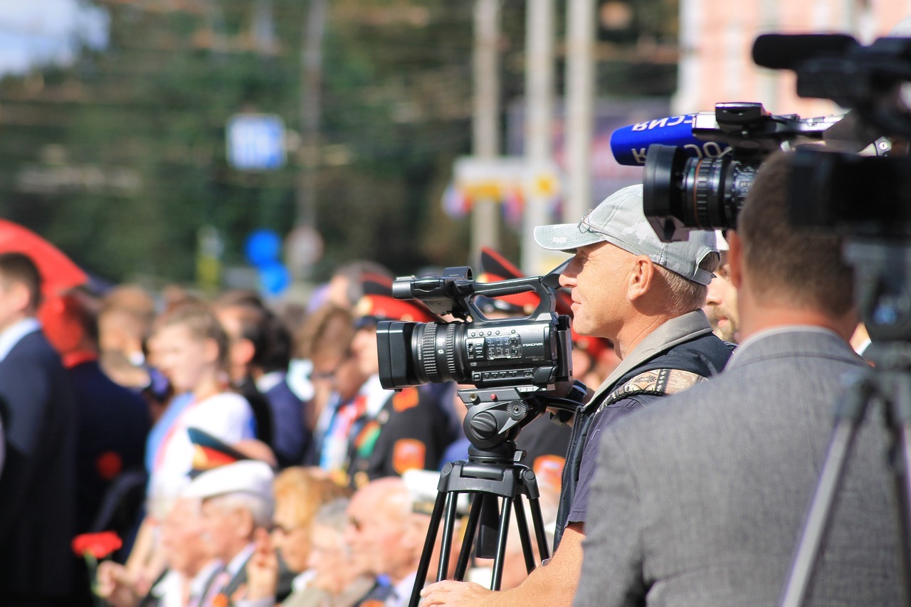 camera man, news, journalist-4000834.jpg